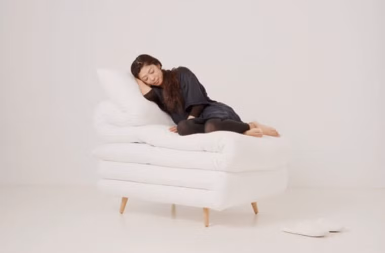 Chiếc ghế Sleepy này giống như một phiên bản thu nhỏ của một chiếc giường chỉ đủ chỗ để bạn cuộn tròn lên đó.