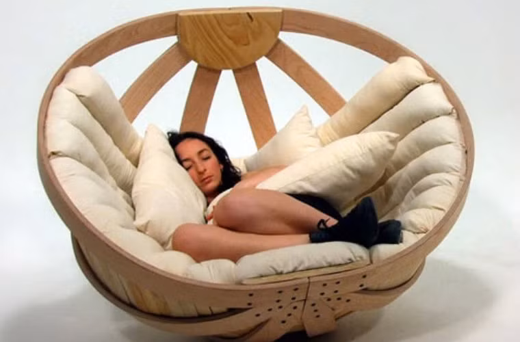 Chiếc ghế này có tên Cradle với thiết kế ấm cúng, nâng niu giấc ngủ của bạn. Với chiếc ghế này, chắc chắn bạn đang nghĩ rằng mình ngủ trong đó trông cũng đáng yêu như một chú cún con.