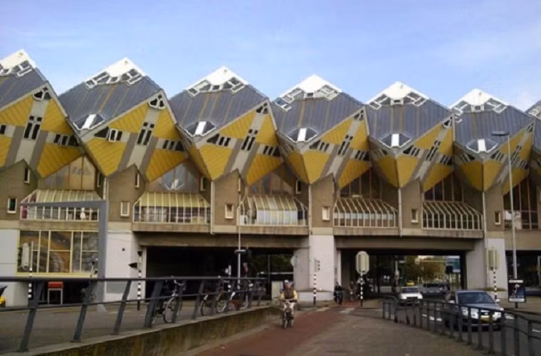 Ngôi nhà có tên gọi Cube được xây dựng tại Rotterdam và Helmond ở Hà Lan, do kiến trúc sư Piet Blom thiết kế dựa trên khái niệm về "sống như một mái nhà đô thị", có nghĩa là nhà ở mật độ cao với đủ không gian trên mặt đất. Nhà có độ nghiêng so với nhà thông thường 45 độ.