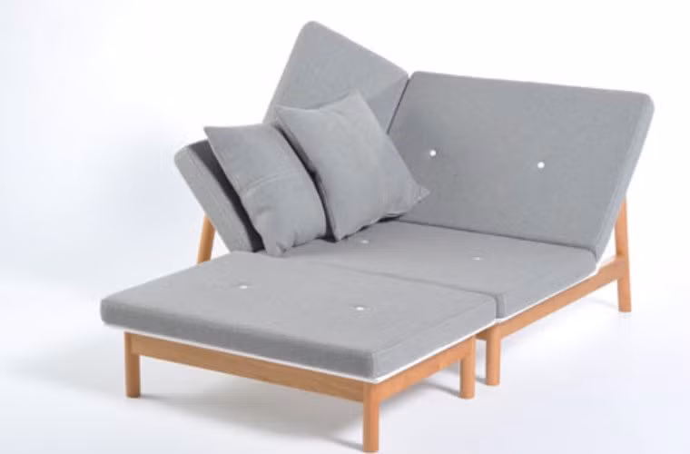 Chiếc ghế Luso Lounger được thiết kế bởi James Uren có thể được sử dụng trong nhiều cách khác nhau, như là một sofa, giường, ghế nằm, ghế, và bệ chân.