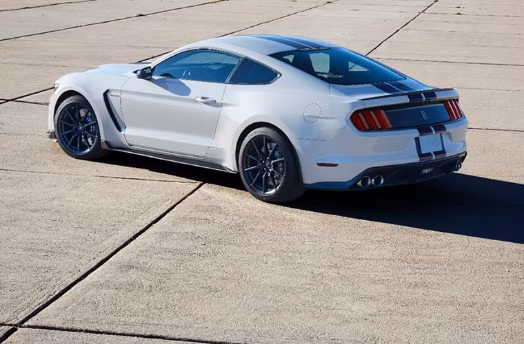 Ford Shelby GT350 sẽ trình diễn “cơ bắp” tại Detroit Auto Show - Hình 13 Ford Shelby GT350 se trinh dien “co bap” tai Detroit Auto Show-Hinh-13
