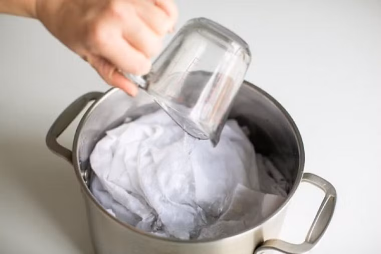 Giặt áo trắng bằng xà phòng chưa đủ, làm thêm 1 bước này - Hình 2 Giat ao trang bang xa phong chua du, lam them 1 buoc nay-Hinh-2