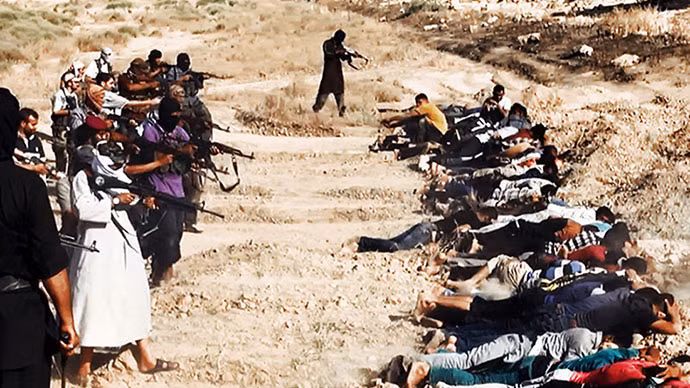 Hình ảnh tải lên trang Welayat Salahuddin vào ngày 14/6 ghi lại cảnh các chiến binh ISIL hành quyết các binh sĩ Iraq ở một địa điểm thuộc tỉnh Salaheddin.
