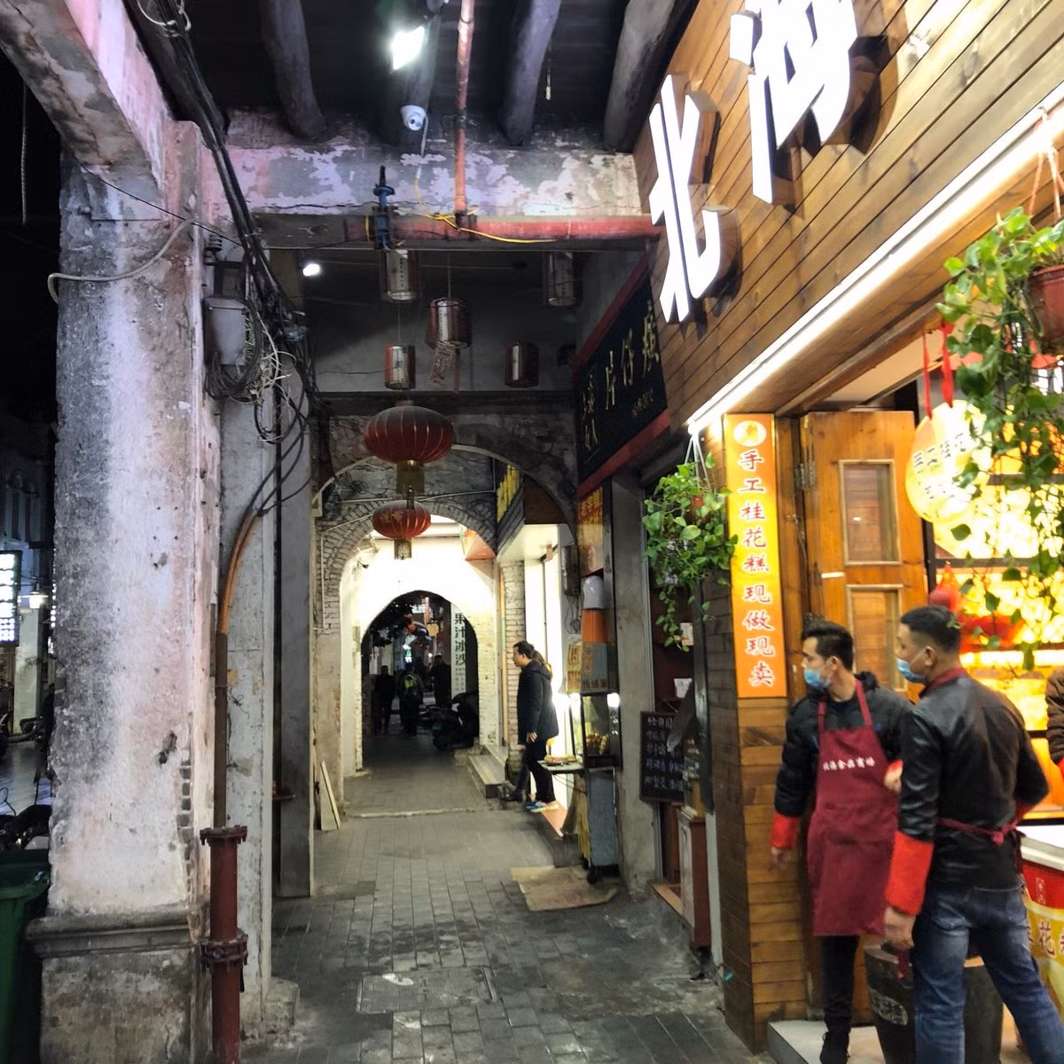 Số tiền bán thân của 2 cô gái trẻ đều bị Sai và người tình lấy hết. Chúng theo dõi chặt chẽ nhất cử nhất động của nạn nhân. Trong một lần đi tiếp khách Huệ và Tuyết đã bàn nhau bỏ trốn. Nhưng do đất khác quê người, lạ nước lạ cái không thông thuộc địa hình không quen ngôn ngữ gần như ngay lập tức họ bị bắt lại. (Ảnh minh họa)