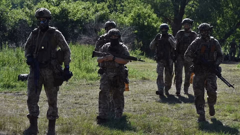 Hành vi kỳ lạ của Quân đội Ukraine ở Donbass khiến Mỹ "choáng váng" Hanh vi ky la cua Quan doi Ukraine o Donbass khien My