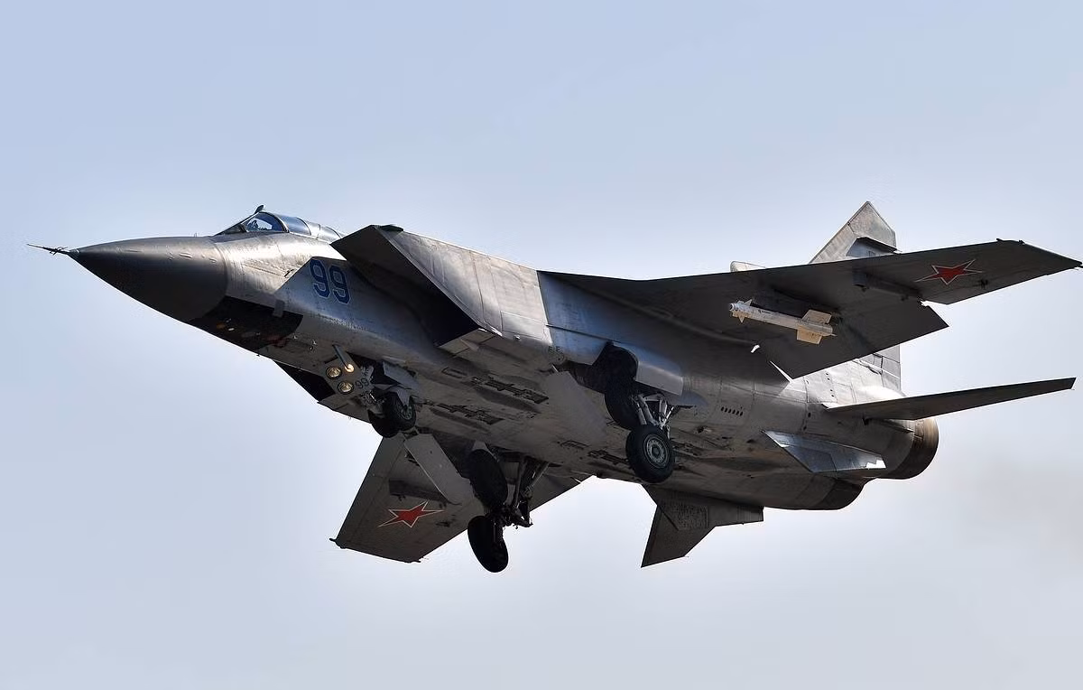 Sức mạnh “quái thú” MiG-31BM - đối thủ đáng gờm của F-16 ở Ukraine Suc manh “quai thu” MiG-31BM - doi thu dang gom cua F-16 o Ukraine