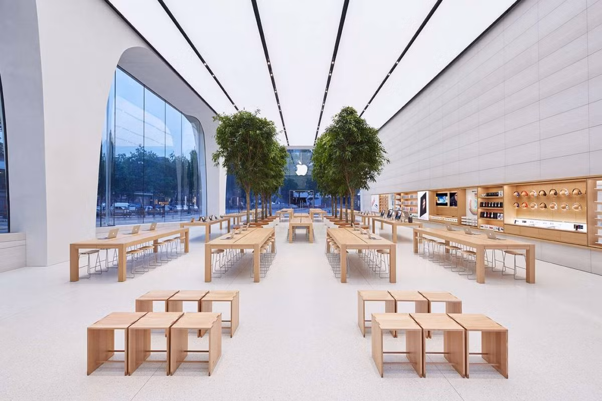  Giống như các cửa hàng khác của Apple, nơi đây sử dụng nhiều bàn ghế làm bằng gỗ. 