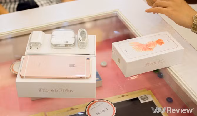 Có lẽ màu vàng hồng (Rose Gold) là yếu tố duy nhất để phân biệt bề ngoài của bộ đôi iPhone 6s với bộ đôi iPhone 6