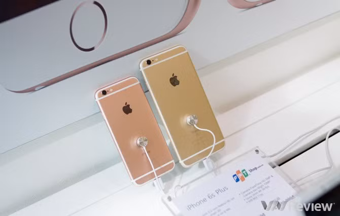 Theo tuyên bố của FPT Shop, theo ghi nhận trong 6 ngày đầu hiện đã có khoảng 3.000 khách hàng đặt mua iPhone 6s chính hãng tại hệ thống này.