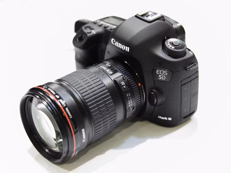 9. Canon EOS 5D Mark III (giá: 3.900 USD - tương đương 87,48 triệu đồng).