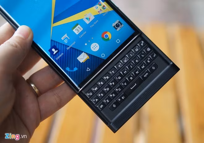 Phần bàn phím QWERTY 4 hàng được làm khá mềm, dễ bấm. Bên dưới bàn phím là loa ngoài của máy. Priv chạy phiên bản Android 5.1 Lollipop, có các phím điều hướng ảo trên màn hình. Giao diện máy gần như không tuỳ biến nhiều so với Android gốc.