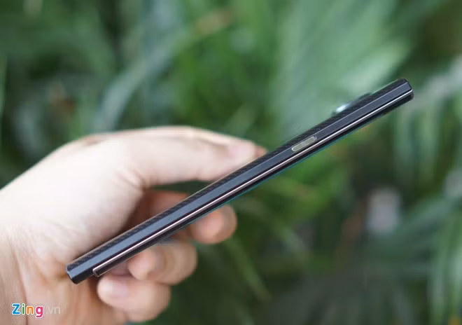 Cạnh trái của máy là nơi đặt nút nguồn.