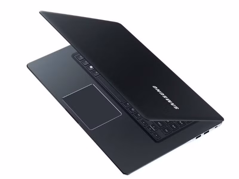 Ativ Book 9 Pro sử dụng vi xử lý Intel Core i7-6700HQ, card đồ họa rời NVIDIA GeForce GTX950M, RAM 8 GB, ổ cứng thể rắn (SSD) dung lượng 256 GB.