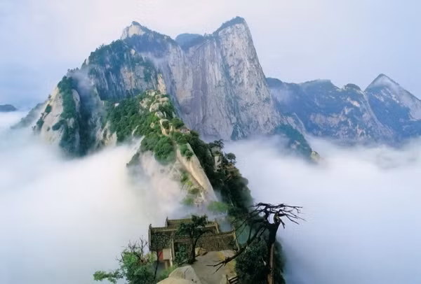 Ngọn núi bao bọc bởi toàn đá hoa cương, từ xa vọng về, hình núi dựng đứng như một bông hoa và vì vậy mà có tên là Hoa Sơn, đỉnh chính cao 2.083m, gọi là Thái Hoa Sơn hoặc Tây Nhạc. Hoa Sơn nổi danh là nơi hiểm nguy, thử thách tài nghệ của những dũng sĩ leo núi. 