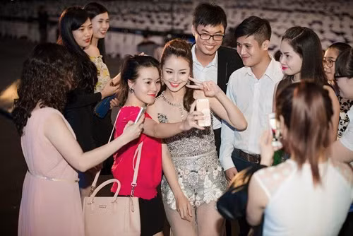 Jennifer Phạm nhanh chóng thu hút sự chú ý khi xuất hiện và nhận được nhiều lời đề nghị chụp ảnh chung từ các khán giả có mặt trong chương trình.