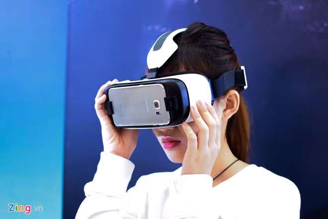 Trải nghiệm thực tế cho thấy, các chuyển động trên Gear VR mượt, ít bịtrễ. Vì tận dụng màn hình của điện thoại nên hình ảnh hiển thị trên VR vẫn chưa thật sự sắc nét, tuy nhiên nó vẫn đem lại những trải nghiệm thú vị.