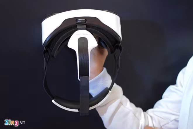 So với phiên bản đời đầu, Gear VR 2015 không có nhiều khác biệt, tấm đệm bên trên và phía sau giúp cố định kính trên đầu khi người dùng di chuyển mạnh. Hai dây đai có thể điều chỉnh độ rộng cho phù hợp với kích cỡ đầu từng người.