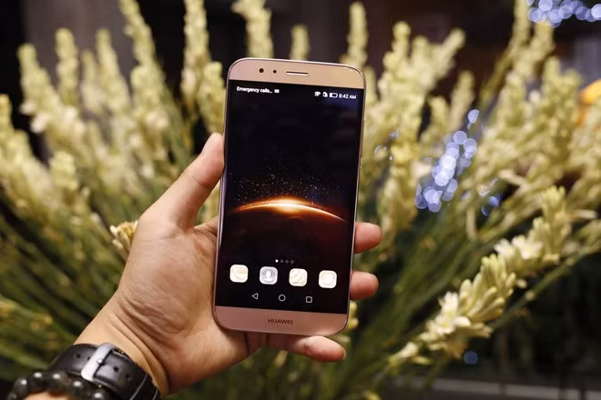 Tương tự với những model cao cấp của năm 2015, G7 Plus được Huawei trang bị vỏ nhôm nguyên khối. Máy có màn hình 5,5 inch độ phân giải Full HD, chip Snapdragon 615 tốc độ 1,5 GHz, RAM 3 GB, bộ nhớ trong 32 GB.