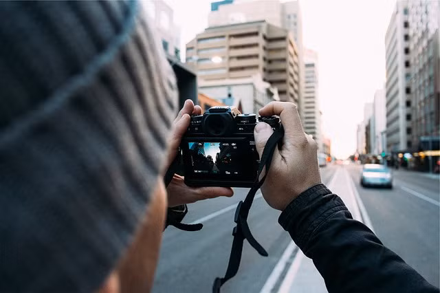 Loại máy ảnh nhỏ gọn gia đình du lịch là cái máy bỏ túi (compact camera) rất nhỏ và lớp người khác thì sử dụng loại máy ảnh số bán chuyên (bridge digital camera) là loại lưng chừng để điền vào chỗ trống giữa DSLR và dòng máy du lịch; và nay có thêm dòng không gương lật hoán đổi ống kính (CSC) đang rất phát triển. Nay sự phân biệt đó gần như khôn còn, ai cũng có thể mua một chiếc DSLR với nhiều ống kính và phụ kiện nếu thích và hình ảnh chụp từ một chiếc mirroless hay compact thậm chí là điện thoại cũng hấp dẫn nhiều nhiếp ảnh gia chuyên nghiệp.