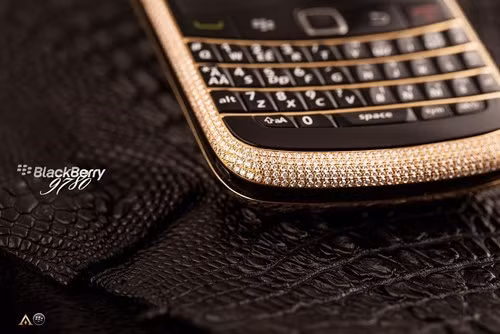 "Độ" lại dế yêu luôn là niềm yêu thích của các đại gia. Chiếc BlackBerry đính 1.101 viên kim cương, nắp lưng bằng da cá sấu trị giá gần 1 tỷ đồngcho thấy độ chịu chơi của các ông chủ mê đồ công nghệ.