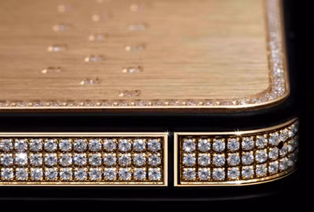 Vỏ nhôm kim loại bên ngoài iPhone 5 được thay thế bằng vàng 24 carat, phím Home được làm từ viên kim cương đen 26 carat do chính khách hàng sở hữu.Stuart Hughes đã mất tới 9 tuần để hoàn thiện sản phẩm hoàn toàn bằng tay.