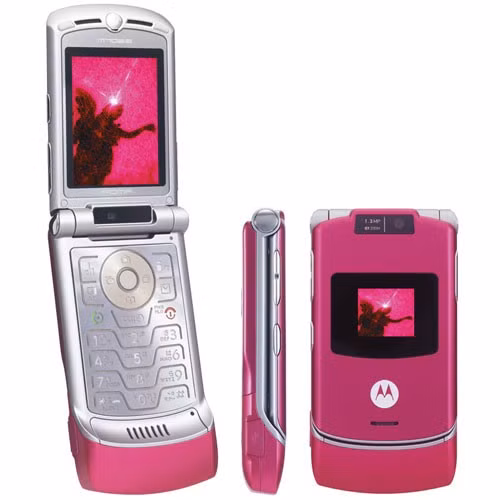 V3 là sản phẩm đầu tiên trong dòng RAZR quyến rũ của Motorola. Năm 2004, đây là chiếc điện thoại mỏng nhất thế giới. V3 nhanh chóng trở thành món phụ kiện phải có trên tay những người sành điệu. Chỉ sau hai năm xuất hiện, hơn 50 triệu chiếc V3 đã được tiêu thụ. Cho tới nay, tổng số máy bán ra trên toàn thế giới đã chạm mốc 130 triệu chiếc, đưa RAZR trở thành một trong những dòng điện thoại bán chạy nhất lịch sử.