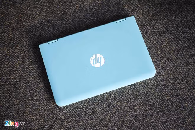  Máy tính HP X360 trông nhỏ gọn với thiết kế tương tự dòng Yoga cao cấp nhưng giá thành rẻ hơn. Máy được làm bằng nhựa cao cấp giúp chống bám vân tay.