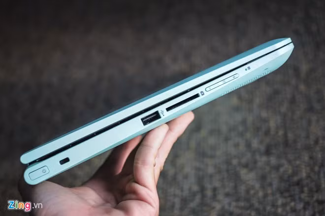 HP X360 trông khá dày khi nhìn từ cạnh bên.