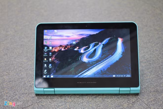 Người dùng có thể gập lại và dùng máy như một chiếc tablet với màn hình cảm ứng 11 inch, độ phân giải1.366 x 768 pixel.