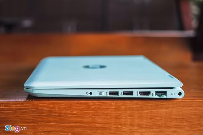 Cạnh phải bao gồm giác cắm tai nghe, nút Windows,2 cổng USB 3.0, cổng HDMI và cổng sạc.