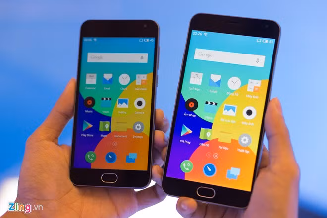 Với mức giá thấp hơn, Meizu M2 (trái) là bản thu gọn của M2 Note. Máy có màn hình 5 inch độ HD, chip MT6735 bốn nhân, RAM 2GB, bộ nhớ trong 16 GB. Camera chính 13 MP và camera phụ 5 MP, pin 2.500 mAh.