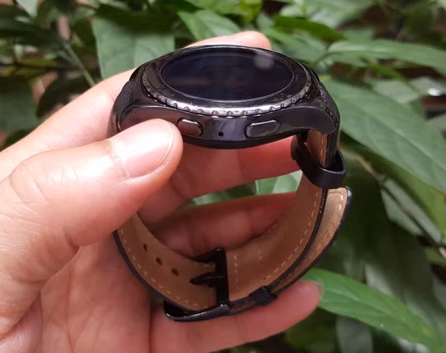 Hai phím cứng có chức năng như phím Home và Back.