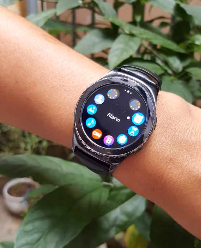 Các ứng dụng trên Gear S2 hiển thị với độ nét đáng kinh ngạc để người dùng không bỏ lỡ bất kỳ thông báo nào. Ngoài ra, hệ điều hành Tizen mới và bộ xử lý lõi kép 1-GHz được tối ưu hóa cho phép Samsung Gear S2 thực hiện các tác vụ dễ dàng và hiệu quả.