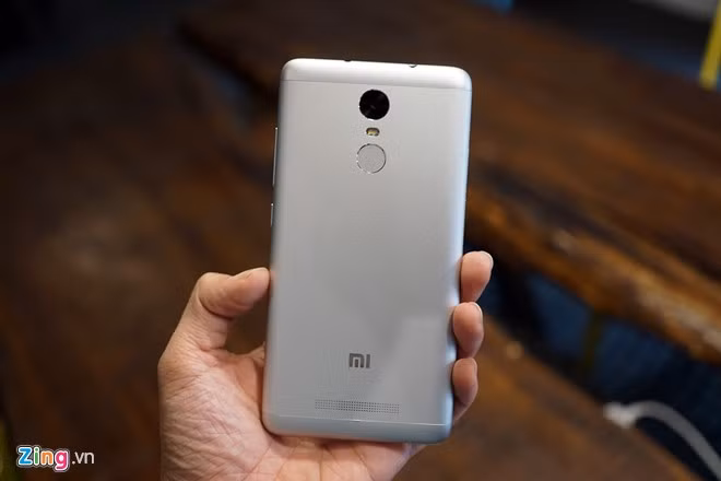 Nhờ làm cong bốn cạnh, Redmi Note 3 cho cảm giác khá êm khi cầm. Máy không quá trơn và ngón tay đều có điểm tựa.