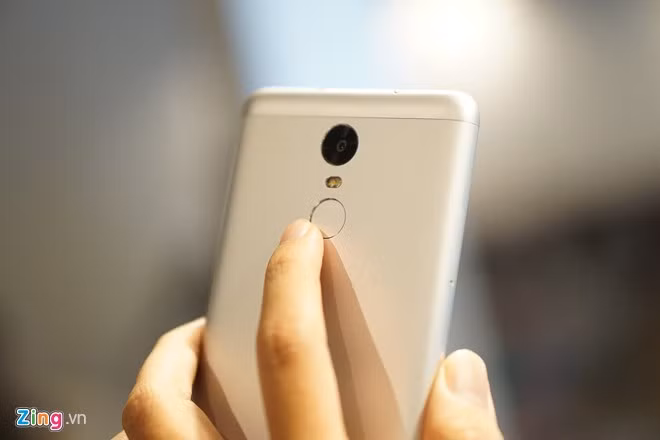 Redmi Note 3 có một cảm biến vân tay ở mặt sau. Khác với các máy quét vân tay thông thường, cảm biến này có thể mở khoá chỉ ngay một lần chạm, với tốc độ nhận diện 0,3 giây.