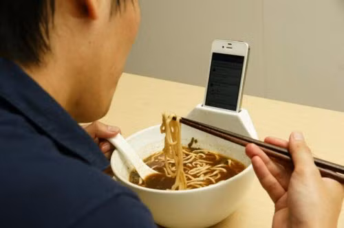 Khi ăn cũng không nỡ rời xa, biệu hiện chứng nghiện smartphone ở cấp độ nặng..