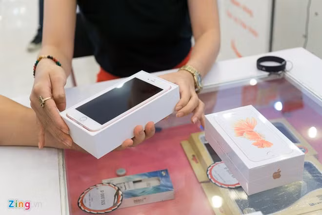 Tương tự iPhone 6S Plus, iPhone 6S cũng có hộp và bộ phụ kiện dành riêng cho thị trường Việt Nam.