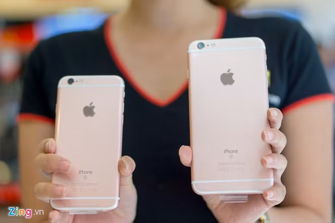 Phóng to Chia sẻ Theo các nhà bán lẻ, đợt hàng iPhone 6S và 6S Plus năm nay dồi dào, đủ cung cứng cho khách đặt trước lẫn những người chưa đặt hàng nhưng vẫn có ý định mua máy trong ngày đầu tiên.