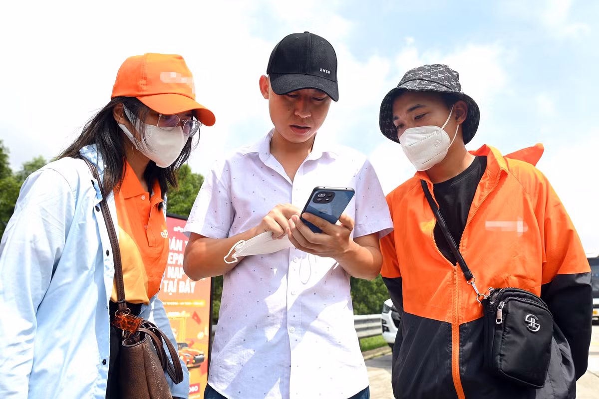 Lần đầu sử dụng thẻ thu phí không dừng để qua trạm, anh Hưng (Điện Biên) cho biết: "Dù đã nghe qua báo đài tuyên truyền nhiều nhưng hôm nay mới là lần đầu tiên sử dụng nên tôi được nhân viên dán thẻ miễn phí và hướng dẫn nạp tiền. Việc đi qua trạm bằng thẻ không dừng trên tuyến cao tốc này cũng nhanh hơn so với đường cao tốc Nội Bài - Lào Cai".