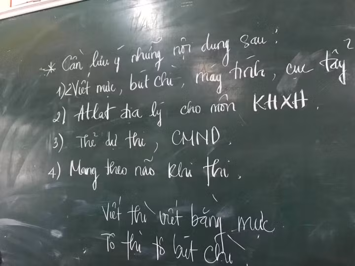 Sau cùng, các sĩ tử đừng quên lưu ý quan trọng nhất nhé: Nhớ mang não khi thi.
