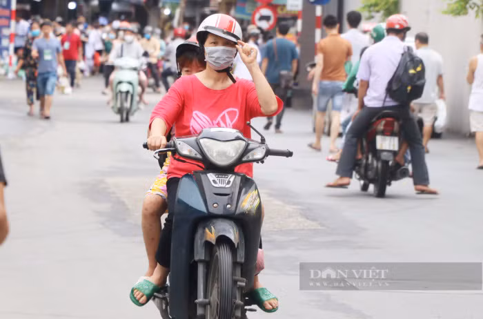 Nu tai xe dac biet nhat xom chay than Ha Noi giua bao gia xang-Hinh-2