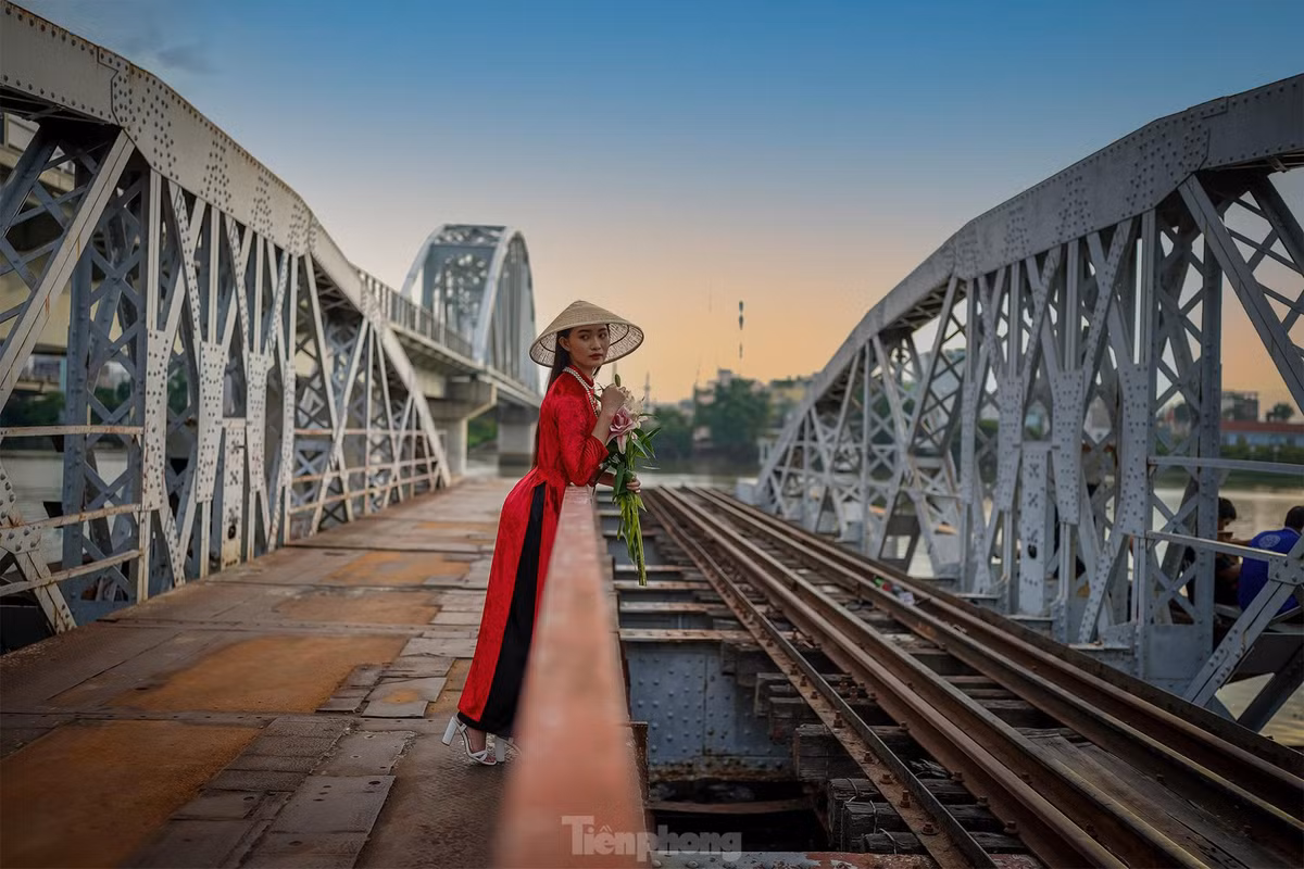 Cầu sắt hỏa xa Bình Lợi đã có tuổi đời hơn trăm năm. Theo như ghi chép trong hồi ký Xứ Đông Dương, có thông tin cho rằng từ năm 1897 có 3 cây cầu được quyết định xây dựng là cầu Long Biên (Hà Nội), cầu Tràng Tiền (Huế) và cầu Bình Lợi (Sài Gòn). Vậy ta có thể suy ra được rằng cầu Bình Lợi từ lâu đã bắt đầu được đào móng, xây dựng,… bởi hãng thầu Levallois và được khánh thành vào tháng 1/1902.
