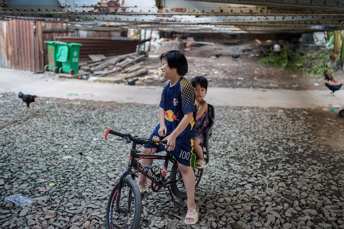 Hai em nhỏ đang chơi dưới gầm cầu trăm tuổi.