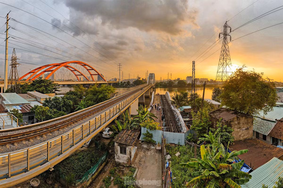 Về vấn đề tu bổ và phát huy giá trị công trình, Sở Văn hoá và Thể thao TPHCM đưa ra hai phương án. Phương án 1 là tu bổ, phục hồi hai nhịp cầu (vệ sinh cấu kiện, sơn chống rỉ sét, sơn phủ bề mặt…) và một tháp canh (tu bổ, phục dựng…). Tổng mức kinh phí dự kiến là khoảng hơn 12,7 tỷ đồng. Phương án 2 mà Sở Văn hoá và Thể thao TP.HCM đề xuất là bảo tồn tổng thể sau khi được bàn giao và xác định ranh đất. Phương án này phù hợp với quy định hiện hành, khắc phục được nhiều hạn chế của phương án 1 đặc biệt là phát huy được giá trị công trình sau khi tu bổ, phục hồi. Tuy nhiên phương án này cần nhiều thời gian, kinh phí lớn hơn phương án 1.