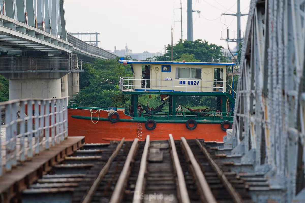 Ngày xưa, tàu thuyền muốn đi qua phải thông báo trước vài ngày để lên kế hoạch xoay nhịp cầu. Theo ghi chép, các tàu ghe muốn đi qua gầm cầu Bình Lợi thì chỉ được hoạt động vào buổi đêm, tầm khoảng từ 2h đến 3h. Như vậy sẽ tránh việc quay nhịp cầu lên ảnh hưởng đến lưu thông xe cộ.