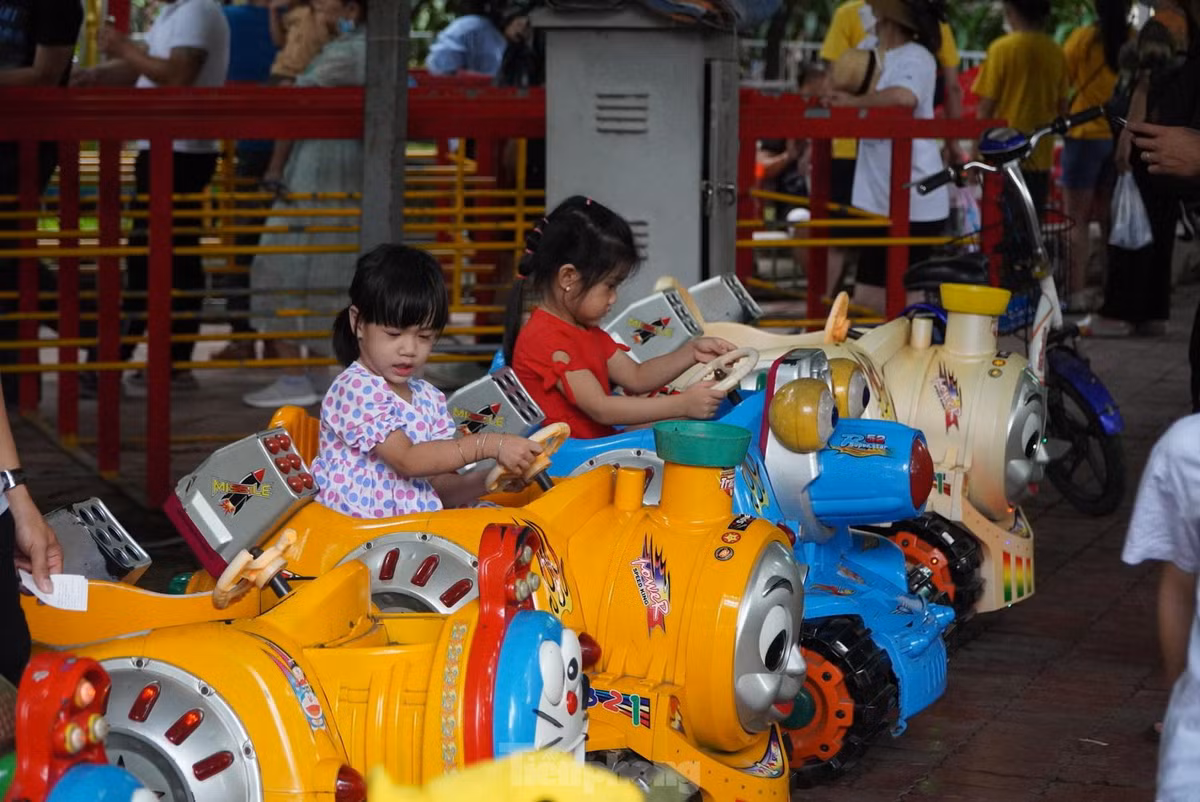 Các em nhỏ tỏ ra rất hào hứng và thích thú.