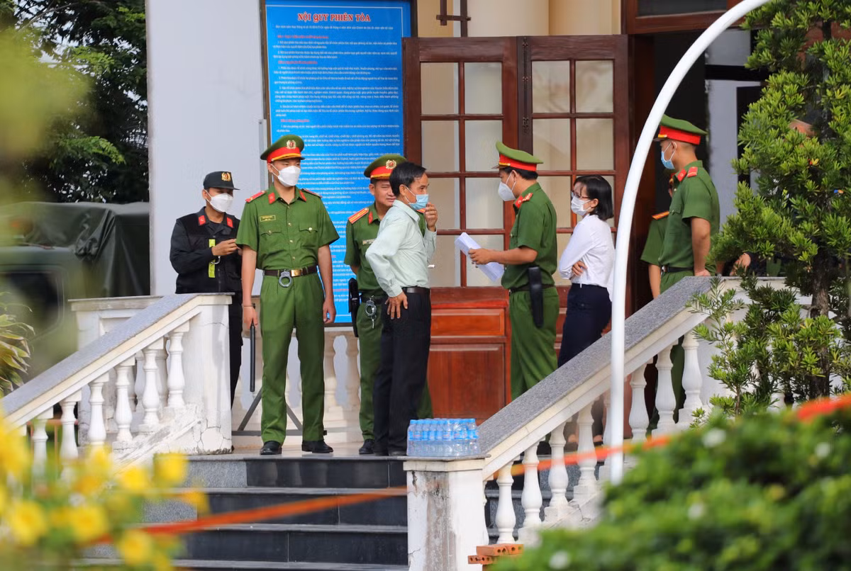 Những người có quyền và nghĩa vụ liên quan được kiểm tra thêm một bước trước khi vào phòng xét xử. *(Tiêu đề đã được BTV đặt lại)