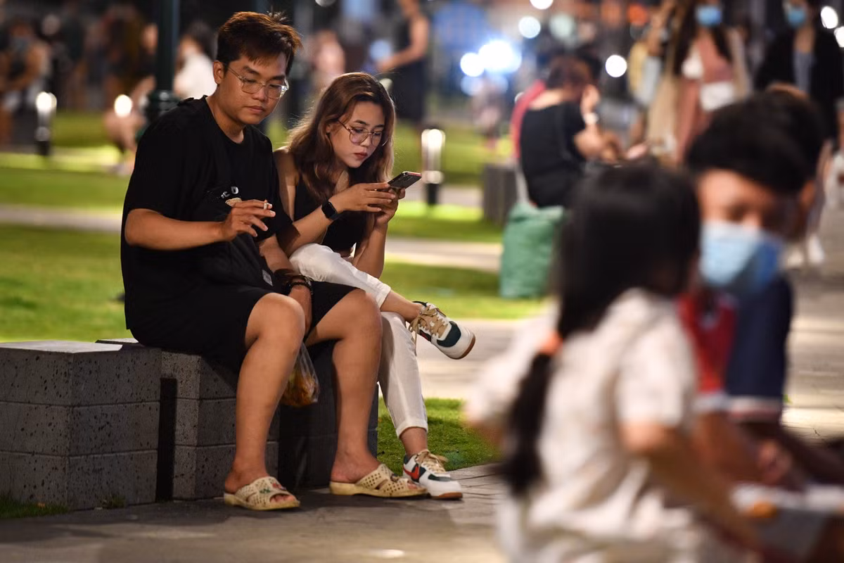 Bình và Tâm (ngụ quận Gò Vấp) cho biết hai bạn thường xuyên đến công viên bến Bạch Đằng để hóng gió vào các buổi tối. "Xe máy, hàng rong tụ tập trước công viên nhìn rất lộn xộn. Thường tụi em mua đồ ăn, đồ uống từ chỗ khác đem đến chứ không mua ở đây", Bình nói.
