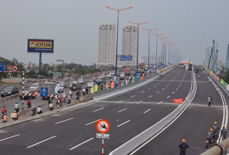 Việc sớm đưa vào khai thác công trình cầu Sài Gòn 2 không những giúp giải tỏa áp lực giao thông trên cây cầu cũ, ùn tắc giao thông, mà còn góp phần nâng cao năng lực giao thông cho cửa ngõ Đông Bắc của TPHCM.