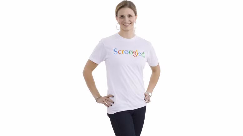 Áo phông nữ có in logo Scroogled biểu thị thế giới mệt mỏi với Google.